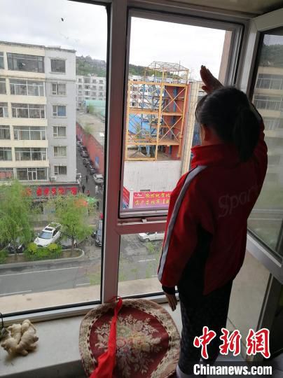 陈丽英老师坚守抗疫一线 学生隔窗敬礼唱出“谢谢你”