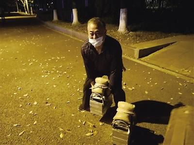 社会万象■56岁男子穿140斤铁鞋散步来去如风 身体越来越好