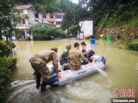 时政|新安江水库首次9孔全开泄洪 下游群众彻夜紧急转移