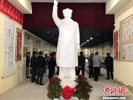 展览馆还展出了毛主席各种塑像几百件，最高3米。　胡健 摄
