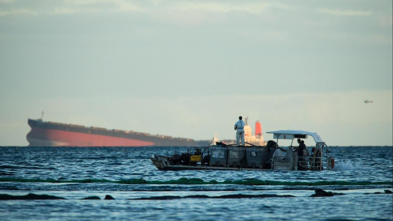 |毛里求斯海域漏油涉事船只偏离航线数天 触礁前为自动驾驶