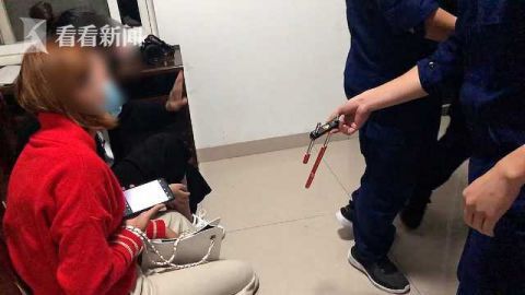 |什么情况？闺蜜搀扶走进消防局 脚上铐着U型锁