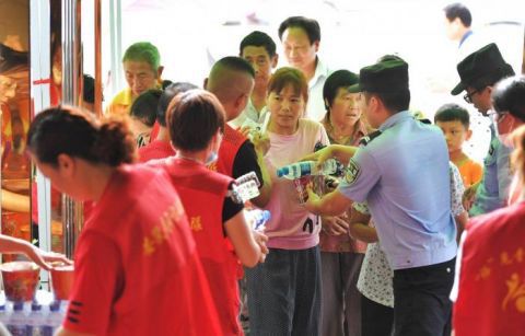 洪水|图记｜固镇镇遭遇洪水的6天6夜后居民返回清理家园