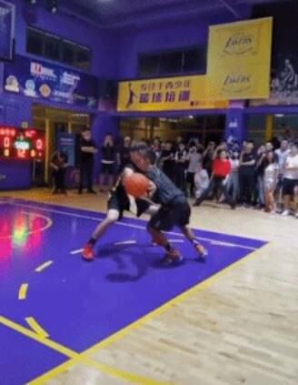 篮球帅炸了！13岁独臂少年爆红，网友看呆：有梦想谁都了不起