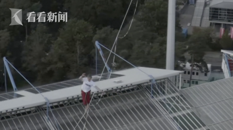 |25毫米细绳上行走！德国小伙73米空中横穿体育场
