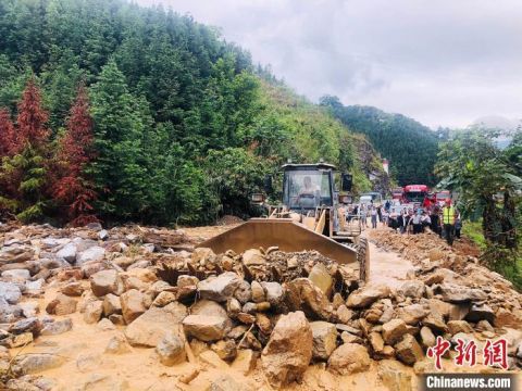 交通强降雨致广西26条国省干线中断 交通运输系统启动应急预案