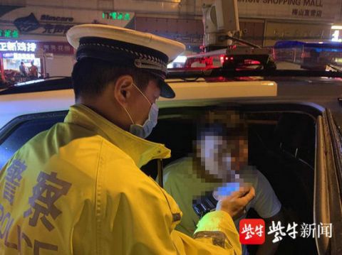 无证驾驶遇交警设卡想跑结果撞车了，一查竟是无证驾驶