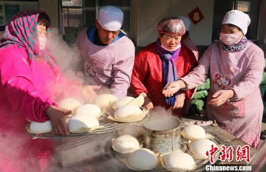 2017年周家岘村成立了专门的大饽饽合作社，组织村民农闲再创业。　刘冰 摄