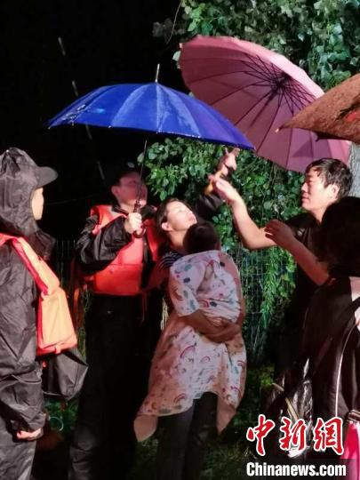 时政|新安江水库首次9孔全开泄洪 下游群众彻夜紧急转移