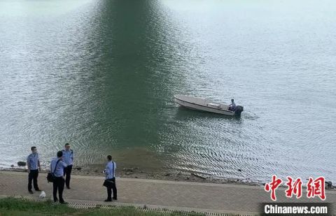 法制|南宁一女子将孩子抛下江溺亡 民警正在现场调查