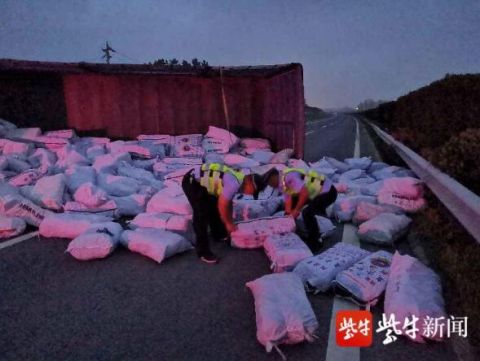 交通|凌晨送货打个盹 车翻货物撒一地