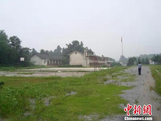 改造前的邓元泰镇中学操场“晴天一身灰，雨天一身泥”。邓元泰镇中学供