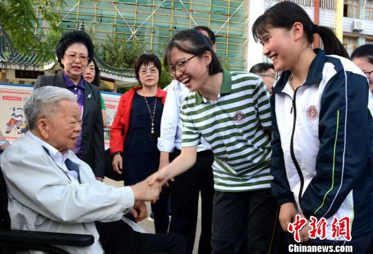 漳平一中的学生争相与陈大江握手，“欢迎大江爷爷回来”。　张金川 摄