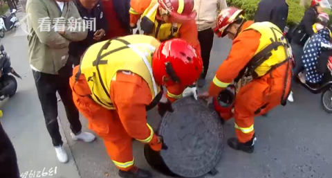 |为逃追捕小偷跳河钻入下水道：我不能上去，丢人