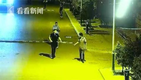 张斌|歹徒深夜持刀追赶孩子 退伍老兵挥棍救人