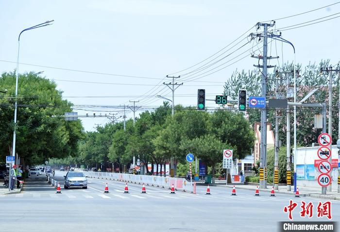 6月18日12时起，河北安新县主要进出通道开始实行交通管制，严控车辆进出城区，县城大部分店铺关闭。图为安新县崇文大街育才路交口实行交通管制。<a target='_blank' href='http://www.chinanews.com/'><p  align=