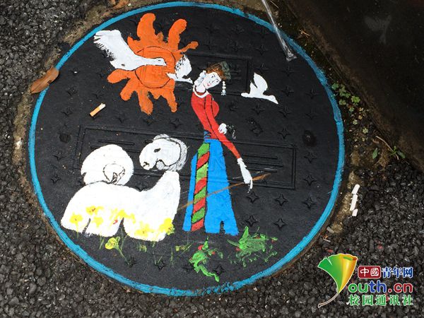 厉害了！江西高校学生给井盖涂鸦 满满的民族风