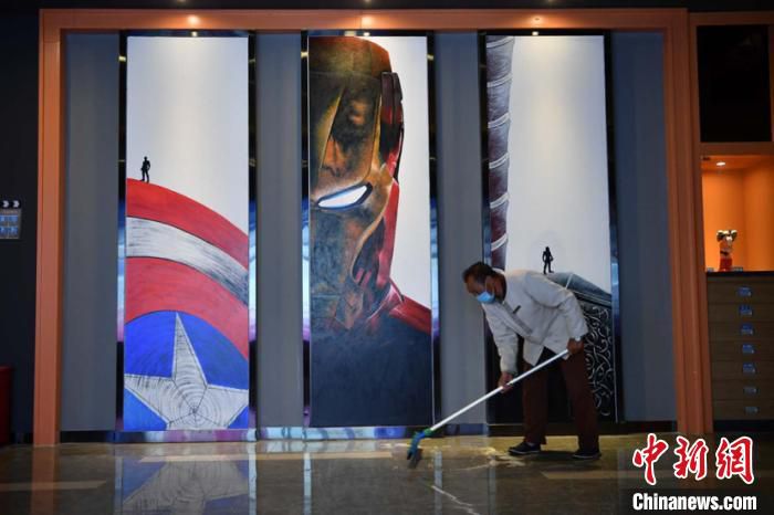 图为昆明万达影城工作人员正在打扫卫生，为复工做准备。　刘冉阳 摄