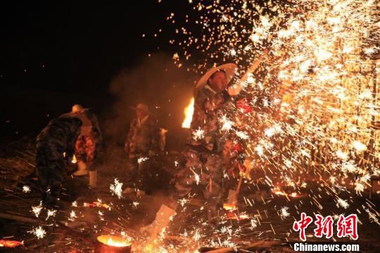 铁礼花起源于荫城镇，每逢年节，人们燃放烟花庆祝，铁匠们从打铁四溅的火花中得到灵感，发明了铁礼花，后来铁礼花逐渐成为上党地区传统社火活动之一，并随着人口流动散播到全国其他地区。受访者供图