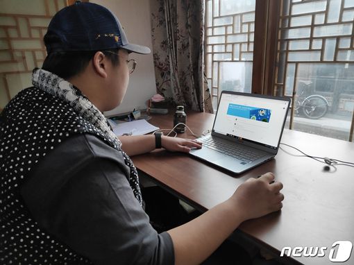 开学@揭开韩国高三学生“网上开学”首日 受访学生：“一个人上课有点小寂寞”