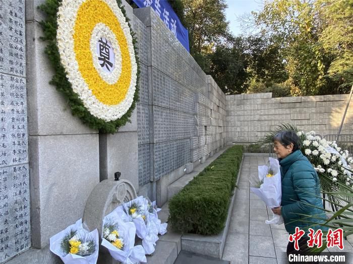 南京大屠杀死难者家属向遇难亲人敬献鲜花。　杨颜慈 摄