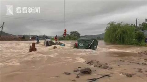 消防员装备河水暴涨板房被冲垮 工人爬上挖掘机报警求助