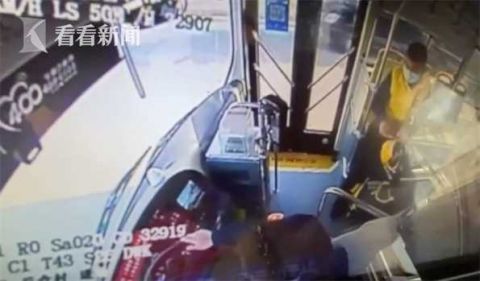 |小哥电动车自燃 公交车司机帮忙灭火还借车给他