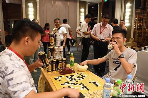 资料图：民众饮酒对弈(图与本文无关)。 <a target=