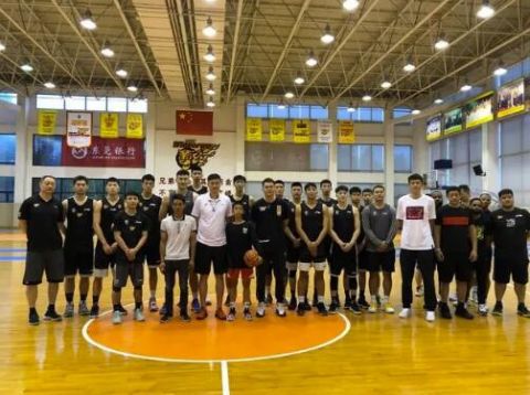 篮球圆梦了！火遍全网的独臂篮球少年与易建联交流球技，现场收到这些鼓励太暖心...