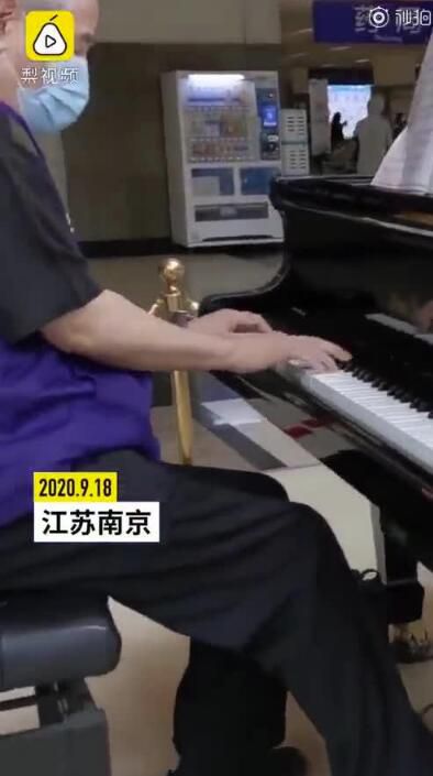 |老两口每周去医院却不看病 原因很暖心