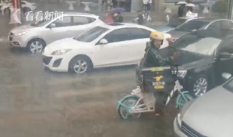 消防车|消防出警后却被堵在路口 多亏外卖小哥前后奔走