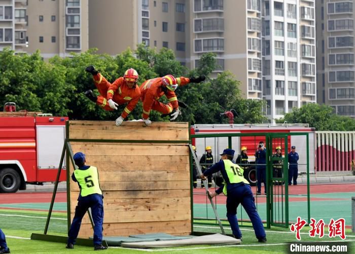 #消防员#四川面向社会招录的首批252名消防员正式授衔并入职