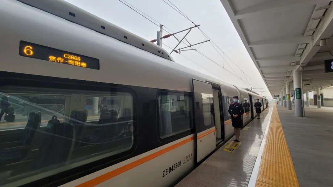 9时38分,c2805次列车缓缓驶离站台,向着东南方向一路疾驰,这是焦作