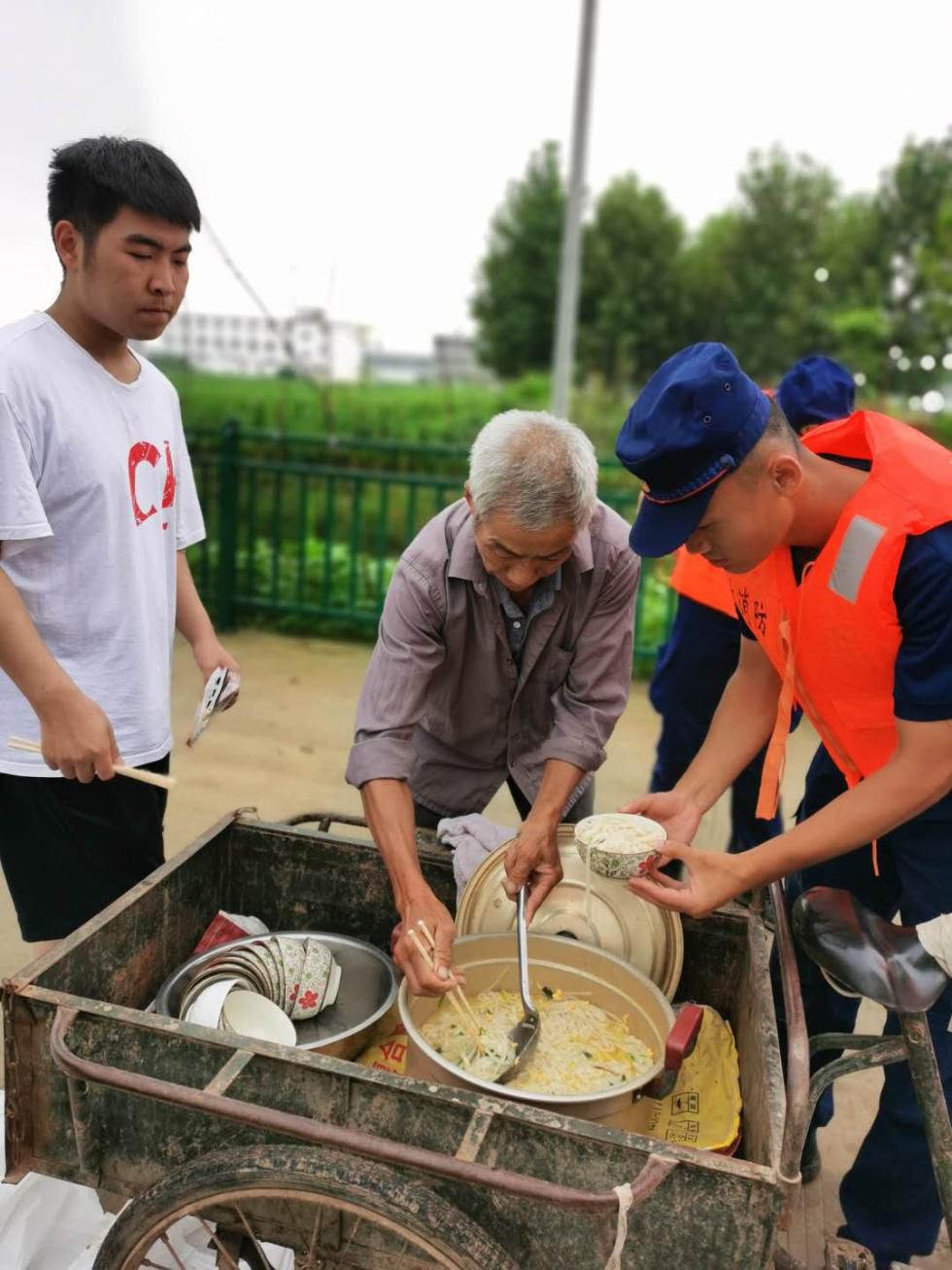 |浓浓鱼水情！老乡做热面条送给一线消防指战员