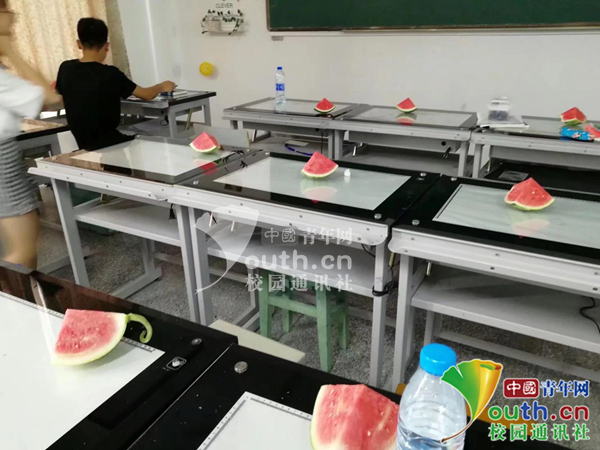 别人家的班长！天气炎热大学生自费请全班同学吃西瓜