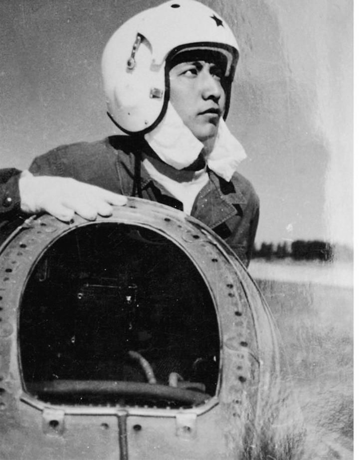 #烈士墓#英雄王伟墓前19年来鲜花不断 今年有人送来歼20模型