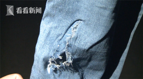 流浪狗|3条流浪狗突然从小区车库冲出 扑倒6岁男童...