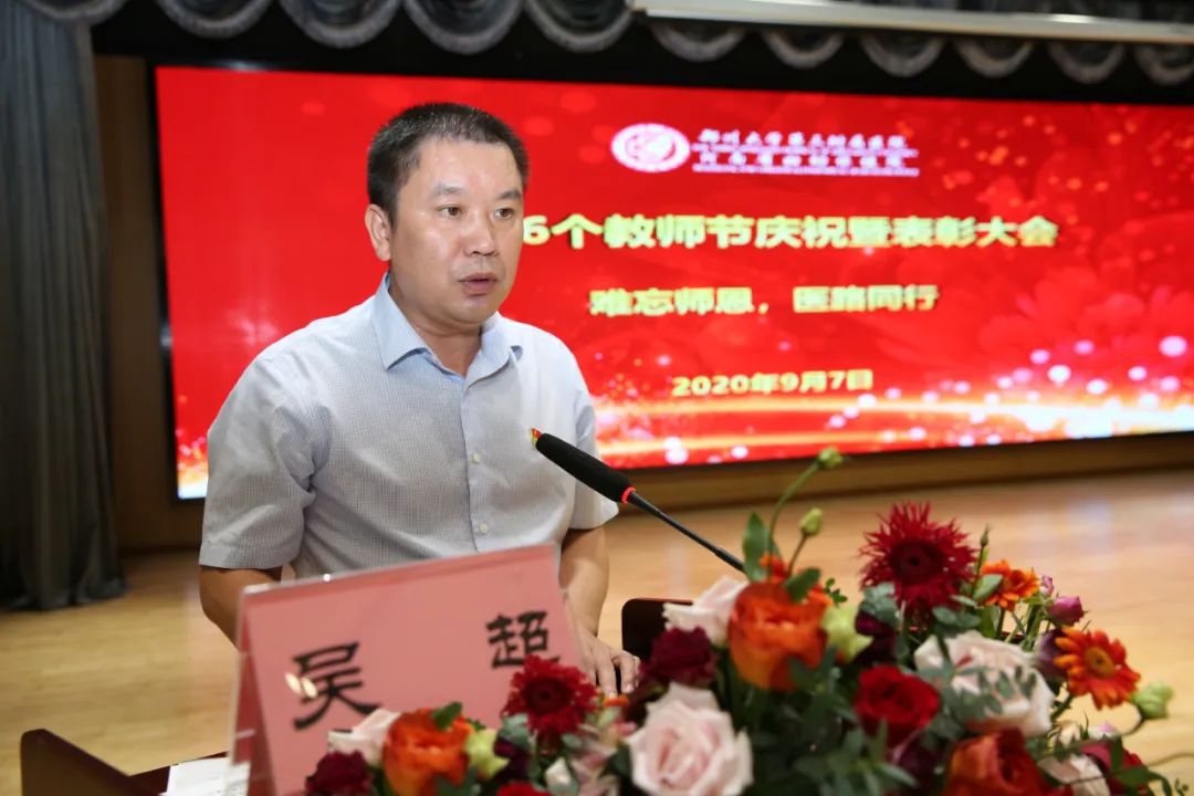 为了表达对老教授们无私奉献的敬佩之情,学生代表集体向老师们献花并