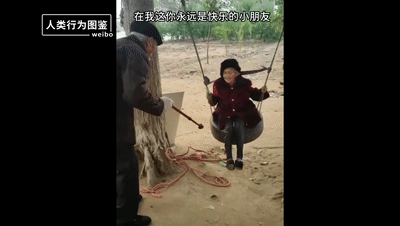 |100岁奶奶贴脸陪伴98岁爷爷，网友：等我老了也想这样