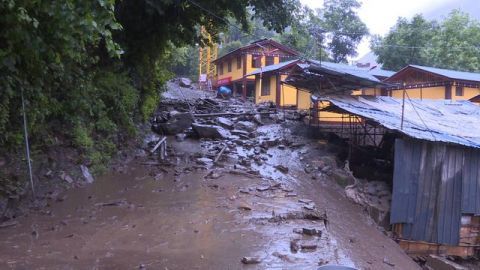 怒江云南怒江强降雨致塌方泥石流 千余名被困游客被妥善安置