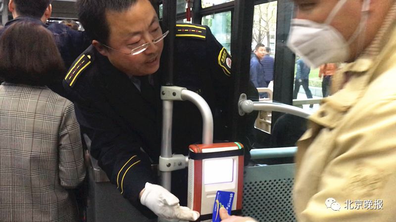用三种语言报站北京的这位公交售票员你见过吗