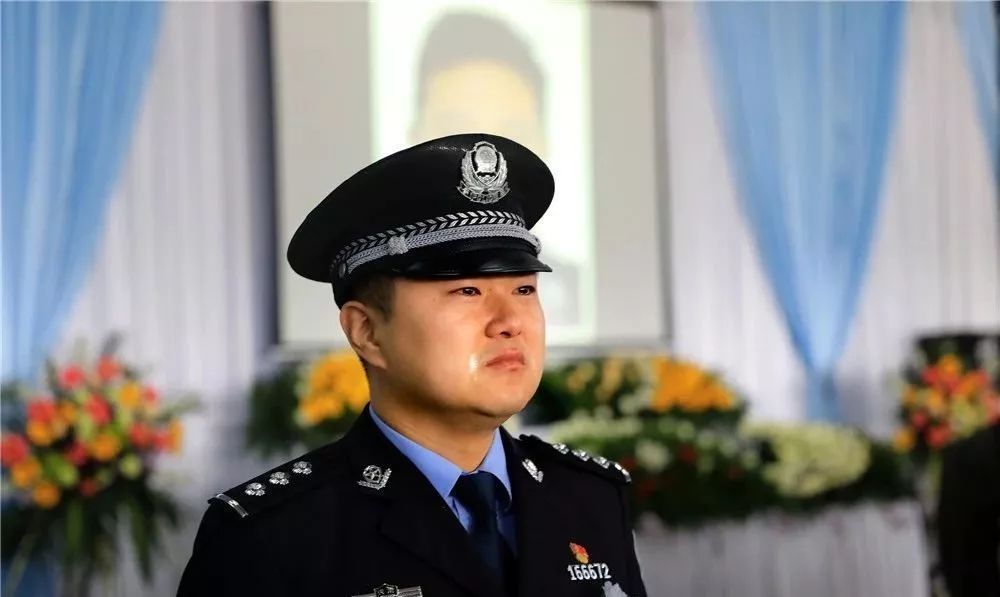 商丘青年民警王涛连续工作因公殉职昨日市区万人空巷为英雄送行