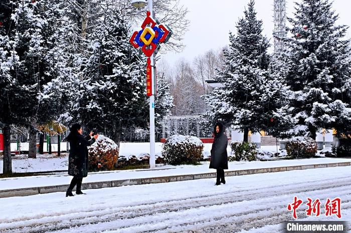 |雪深达6厘米 中国最冷小镇开启“童话模式”