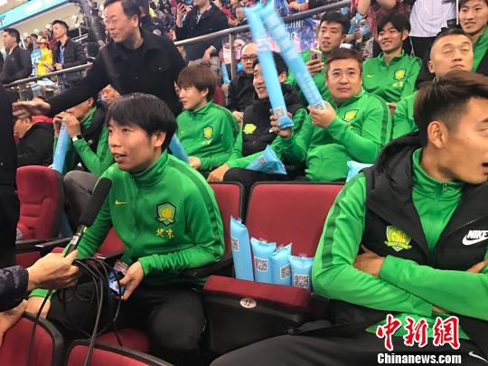 北京国安队的球员也来到现场助威，图为国脚张稀哲接受采访。　马元豪 摄