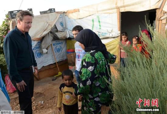 当地时间2015年9月14日，黎巴嫩，英国首相卡梅伦慰问当地叙利亚难民。