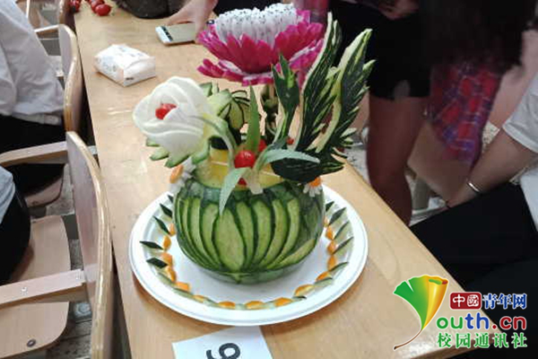 700名大学生制作创意水果拼盘 不输星级酒店餐饮雕花师