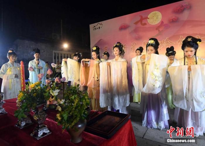 资料图：图为身着汉服的姑娘们展现了属于七夕最传统的节日文化内容——祭星乞巧。中新社记者 刘可耕 摄
