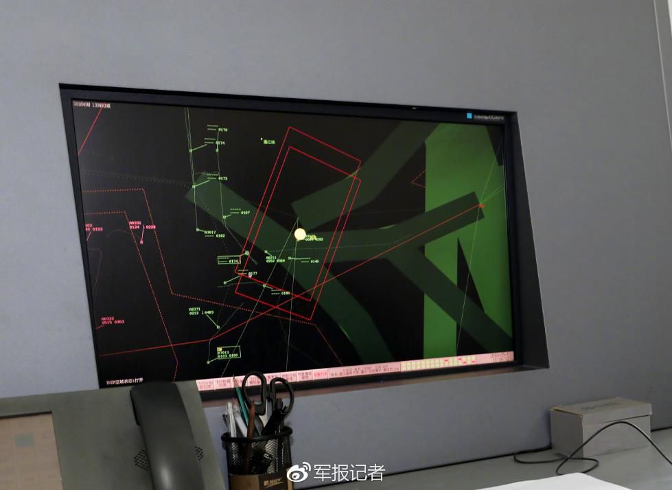 川航备降背后:空军紧急清理空域 叫停十余架军