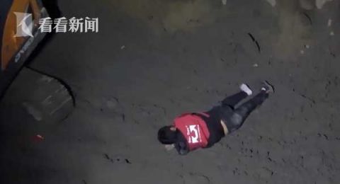 |男子为抄近路坠入7米深坑 挖掘机伸“长臂”救援