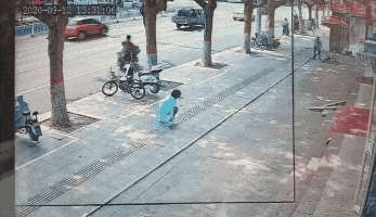 法制|男子挥刀追砍女孩，一个身影冲了上去！